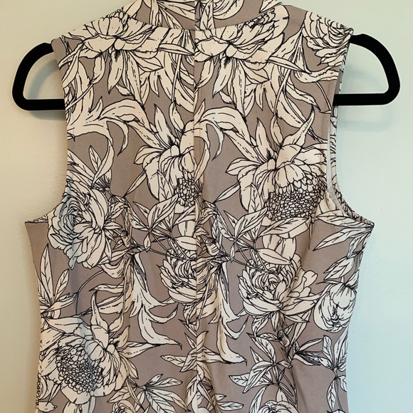 Women’s Ann Taylor Factory Sleeveless Top Medium Gray and White Floral Print - Picture 2 of 4
